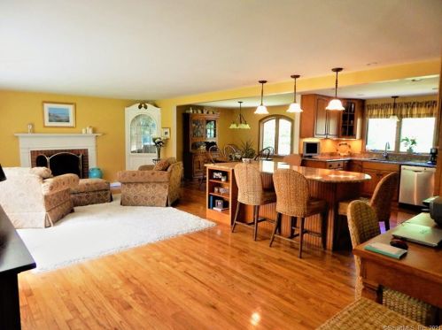 22 Chadwick Dr, Lyme, CT 06371-2105