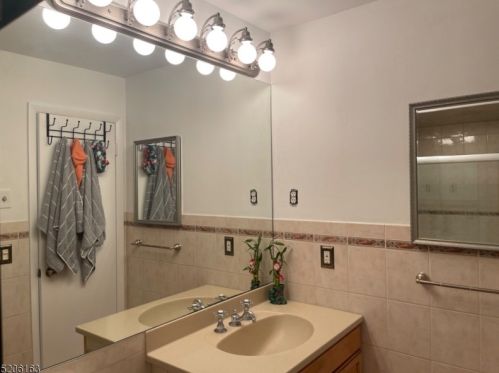 76 Meadowview Dr, Annandale NJ  08801-1516 exterior