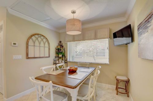 7956 Via Grande, Boynton Beach FL  33437-7520 exterior