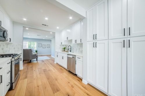 17602 Collins St, Van Nuys CA  91316-1245 exterior