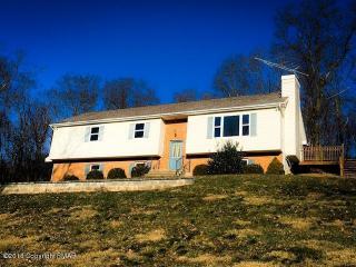 570 Hemlock Rd, Hometown, PA 18252-5558