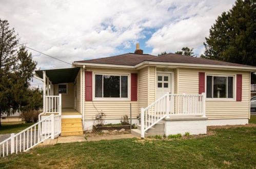 7 Walker Ln, Hermitage, PA 16159-3639
