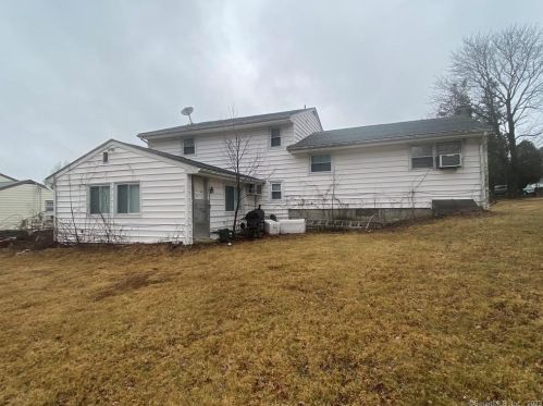 11 Nokomis Dr, Bridgeport, CT 06611-2203