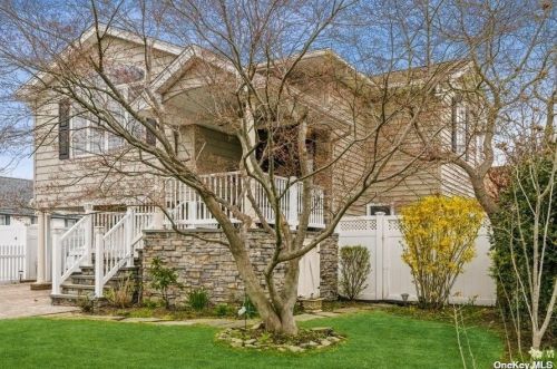 732 4th St, North Lindenhurst, NY 11757-5615