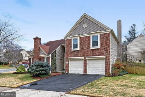 8613 Groveland Dr, Springfield, VA 22153-2135