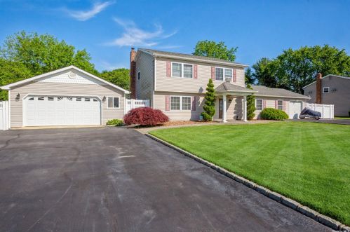 4 Azurean Ct, Mount Sinai, NY 11766-2600
