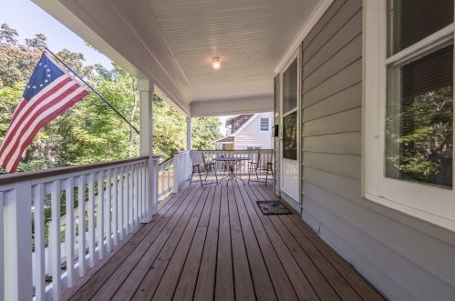 3272 Delaware Ave, Milwaukee, WI 53207-3021