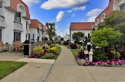 81 Alhambra Dr, Rockville Centre, NY 11572-5425
