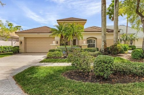 5274 Kensington High St, Naples, FL 34105-5651