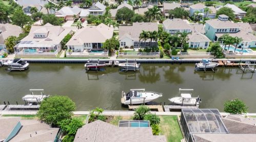 413 Islebay Dr, Ruskin FL  33572-3332 exterior