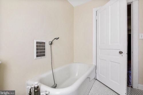 801 Thomas Ave, Riverton NJ  08077-1030 exterior