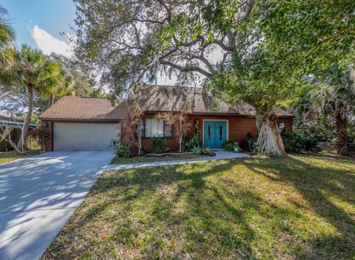 198 Lake Shore Dr, Nokomis, FL 34275-1329