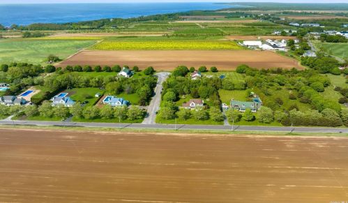 680 Duck Pond Rd, Nassau Point, NY 11935-1834