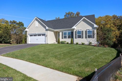 316 Greenwood Rd, Spring Grove, PA 17362-8739