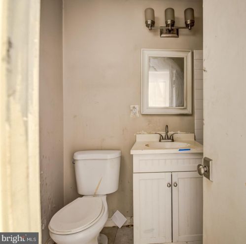 2238 Southgate Sq, Herndon VA  20191-1229 exterior