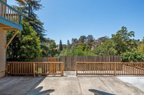 9411 Castlewood St, Oakland CA 94605-4415 exterior