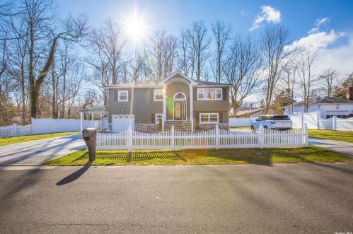 52 Hammond Ln, South Setauket, NY 11720-1729