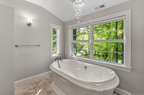 1 Barn Hill Rd, Bloomfield CT  06002-1218 exterior