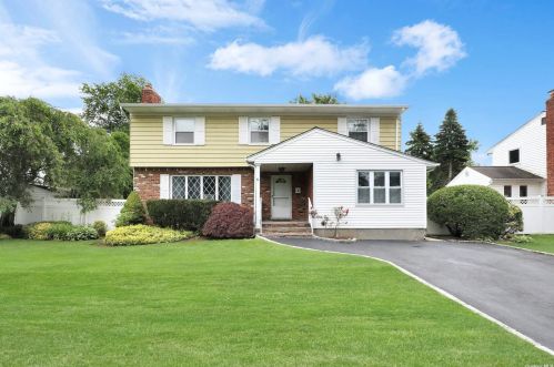 6 Basswood Pl, Huntington Station, NY 11747-1506