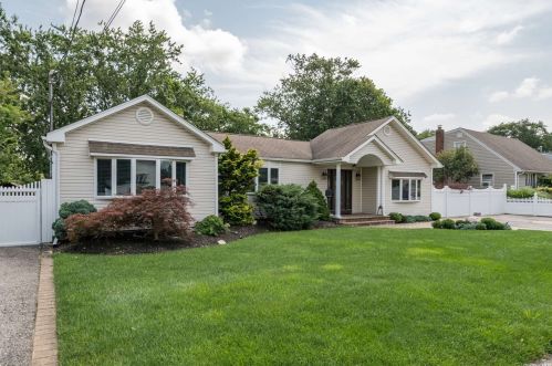 320 11th St, North Lindenhurst, NY 11757-4512