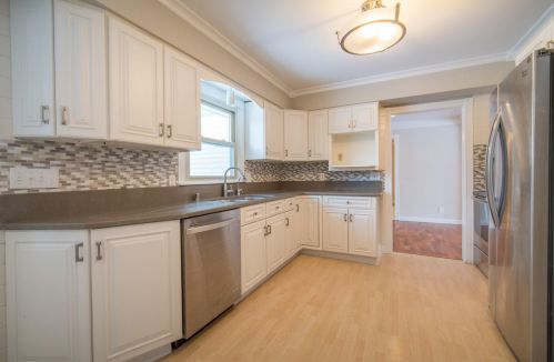 10212 Sunnycrest Dr, Thiensville, WI 53092-5423
