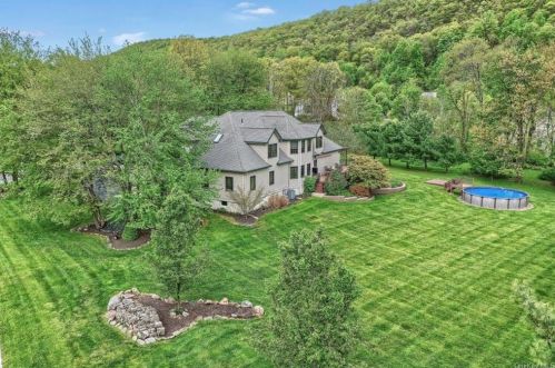 16 Sutherland Dr, Highland Mills, NY 10930-3010