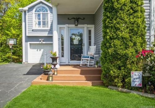 21 Coventry Cir, Mahopac, NY 10541-3743