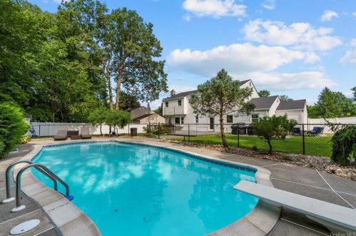 21 Yorkshire Dr, Airmont NY  10901-7217 exterior