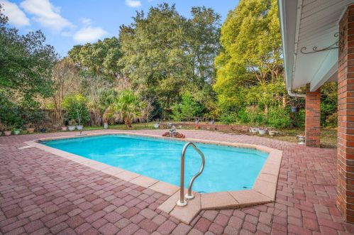 37 Walnut Ave, Shalimar FL  32579-1121 exterior