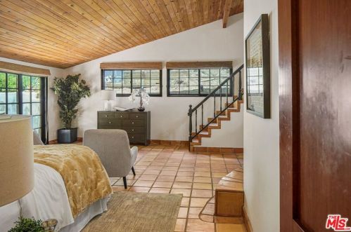 1719 Oak Dr, Topanga CA  90290-4025 exterior