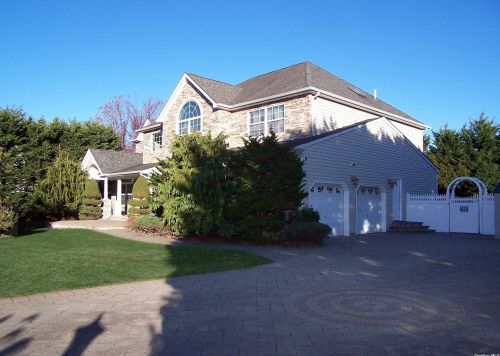 11 Savanna Cir, Mount Sinai, NY 11766-1617