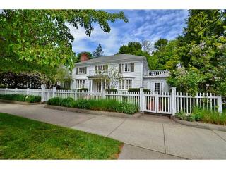 99 State St, Bristol, RI 02809-2215