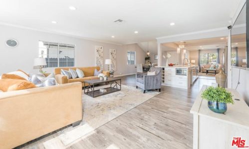 18004 Collins St, Van Nuys CA 91316-1032 exterior