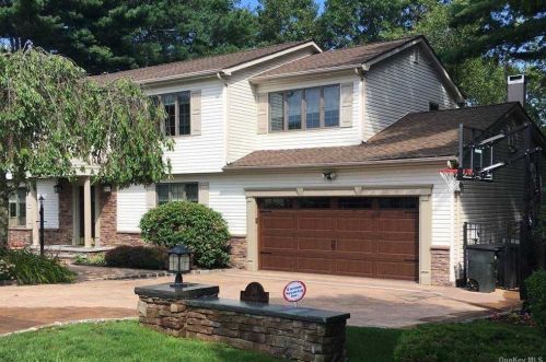14 Stonehurst Ln, Huntington Station, NY 11746-7932