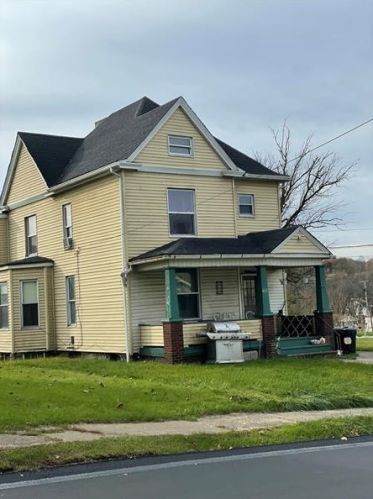422 Reynolds St, New Castle, PA 16101-4886