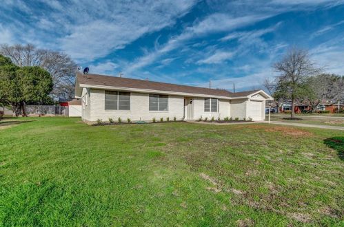 700 Royce Dr, Euless, TX 76040-5209