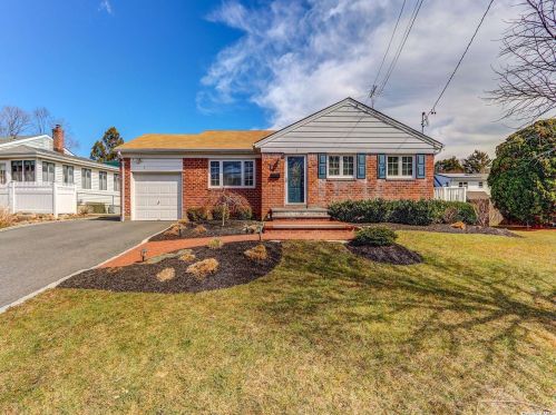 3 Point Dr, Elwood, NY 11731-2516