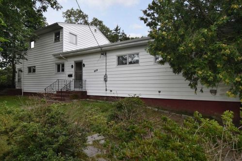 358 Main Rd, Tiverton, RI 02878-1314