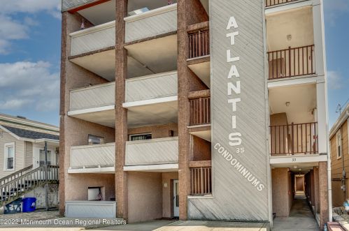 35 Carteret Ave, Pelican Island, NJ 08751-1902
