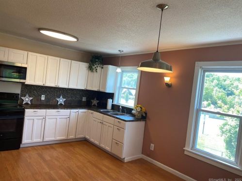96 Charter Oak St, Manchester CT  06040-6211 exterior
