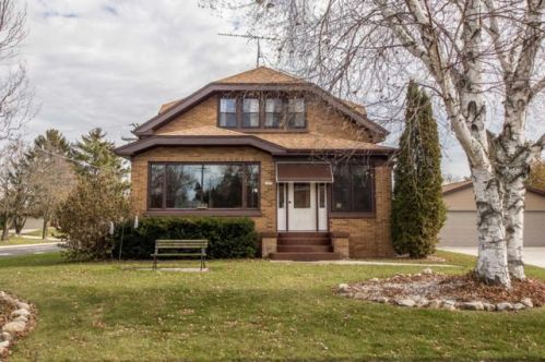 1055 Elm St, Cleveland, WI 53015-2403