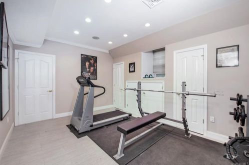 18 Hilltop Dr, Rye Brook NY  10573-5308 exterior