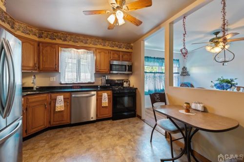 291 Park Dr, Woodbridge NJ  07095-0020 exterior