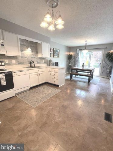 29 Johns Dr, West Enola PA  17025-2694 exterior