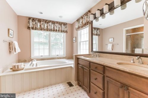 131 Knoxlyn Farm Dr, Kennett Sq PA  19348-2700 exterior