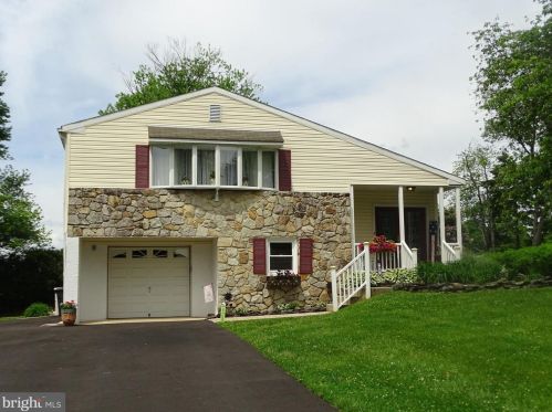 32 Torresdale Dr, Southampton, PA 18954-1327