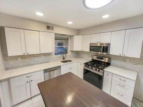 6 Ericson Ave, Helmetta, NJ 08828-1107