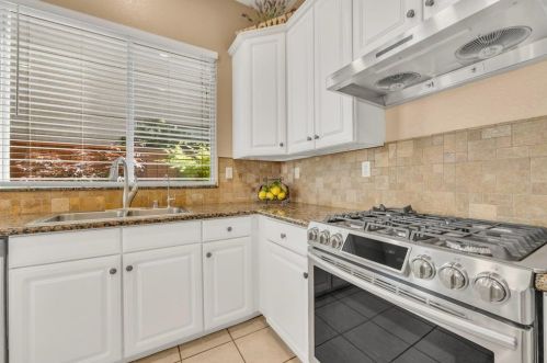 1929 Bastona Dr, Elk Grove CA 95758-7104 exterior