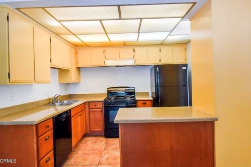 655 Holly Ave, Oxnard CA 93036-1932 exterior