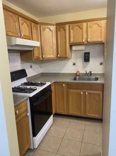 12 Field Ct, Fishkill NY  12524-2613 exterior